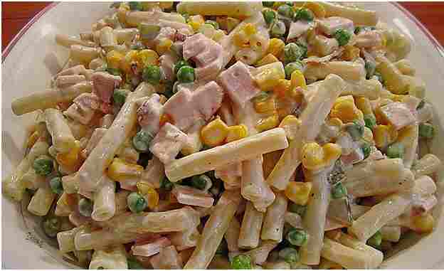 Špagetový salát s vidličkou