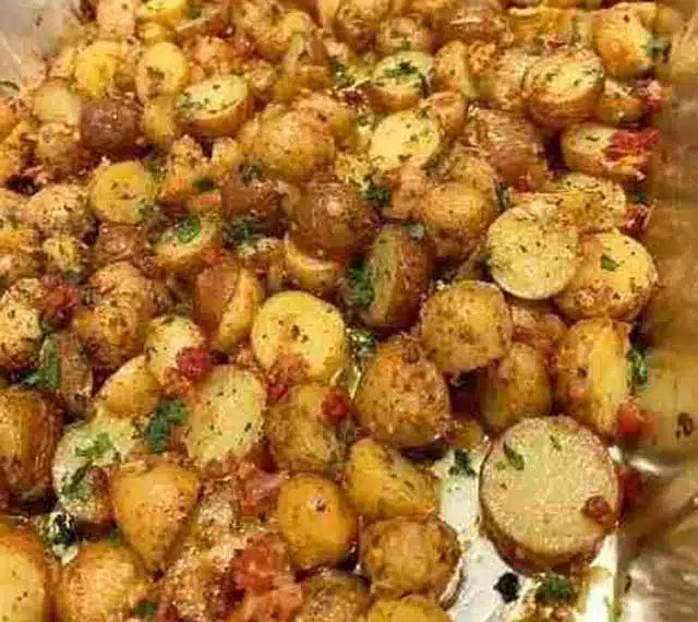 Chrumkavé brambory s česnekem a parmazánem