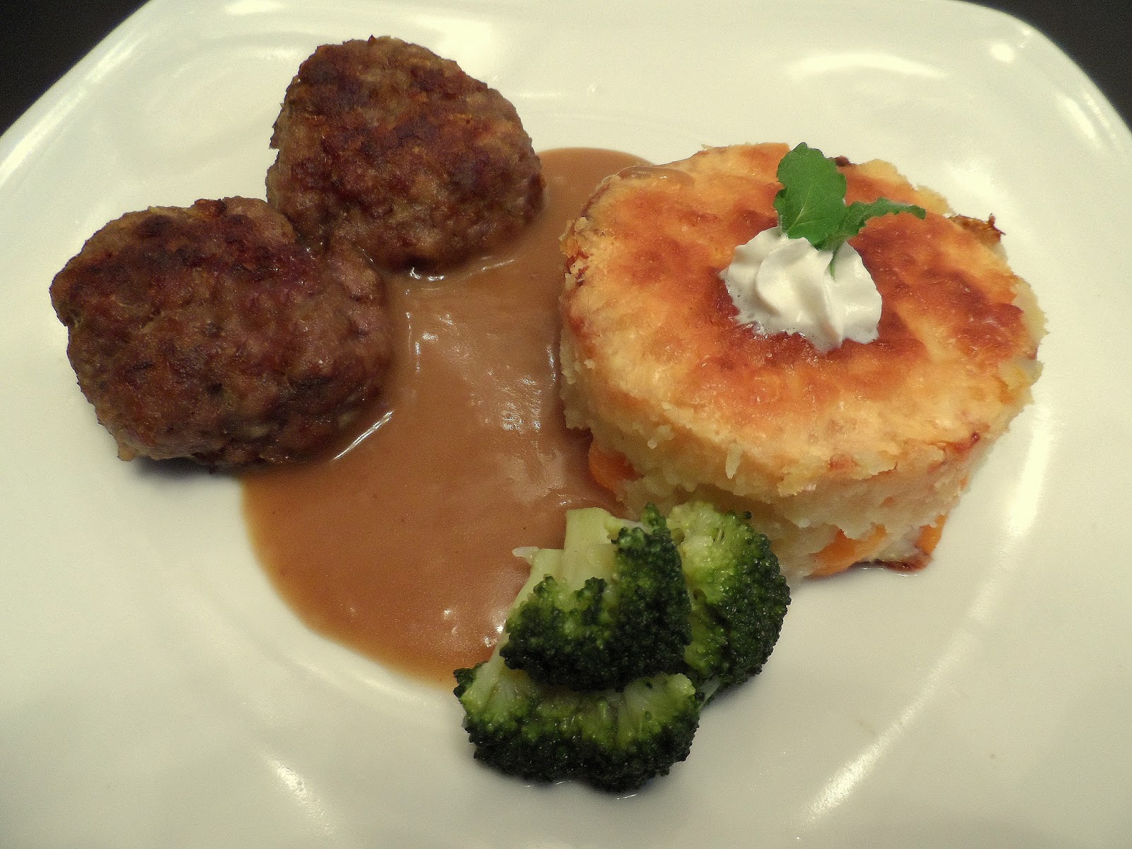 DDR karbanátek s bramborovo-mrkvovým nákypem a brokolicí