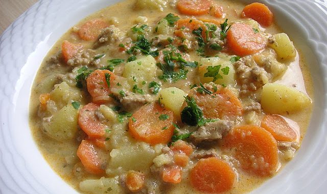 Bramborový pekáč s mletým masem, zakysanou smetanou a mrkví