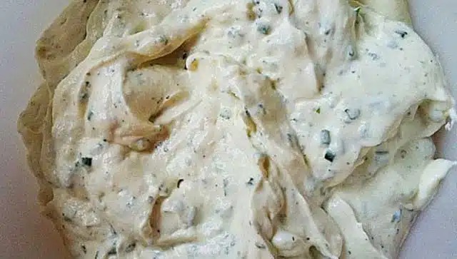 Česnekový dip za 5 minut – rychlý recept
