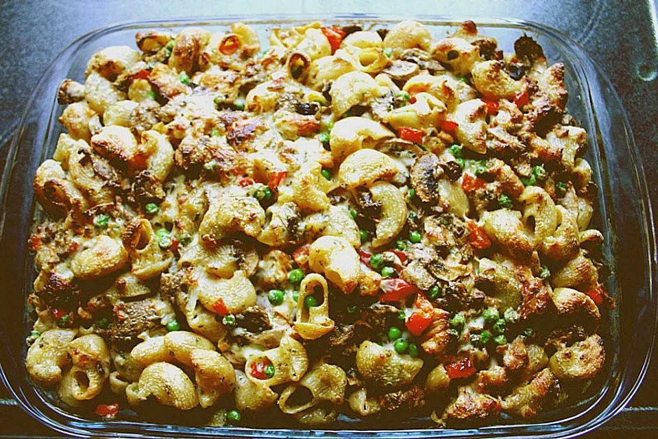 Zapečené nudle s krůtím masem a zeleninou