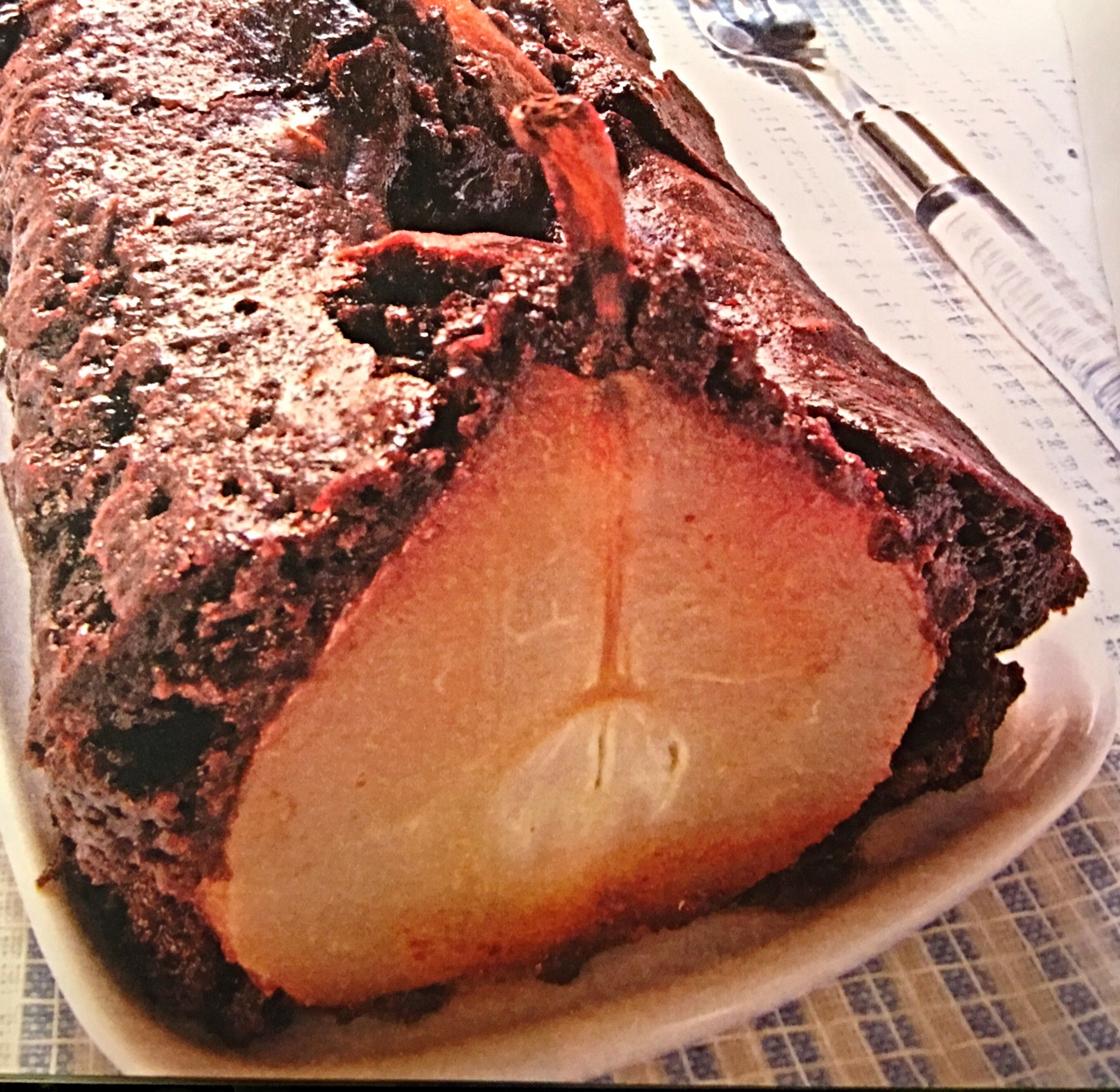 Hruškový čokoládovo-slivkový koláč