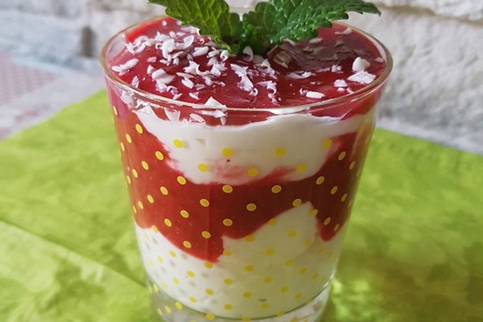 Dezert ve stylu zmrzliny ve tvaru špaget