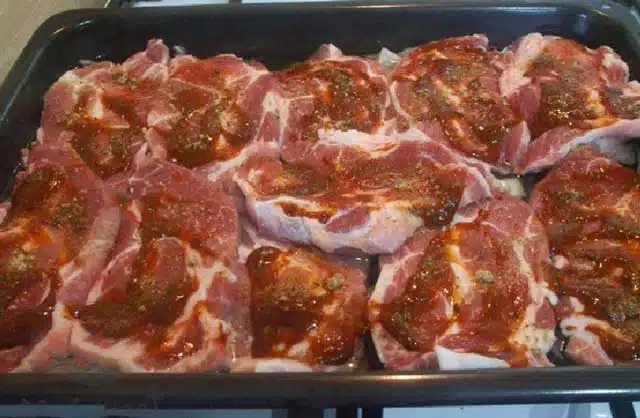 Vepřový krk v pivní omáčce s brambory