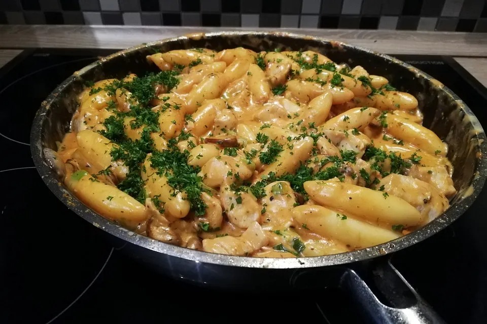 Schupfnudel pánev s kuřecím a pórkem