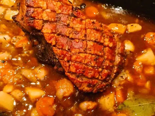 Recept na vepřovou pečeni s křupavou kůrkou a lahodnou omáčkou