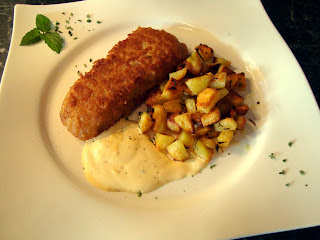 Filé z aljašské tresky s bramboráky a holandskou omáčkou