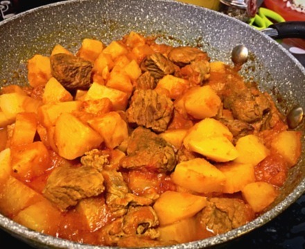 Dušené jídlo s bramborami