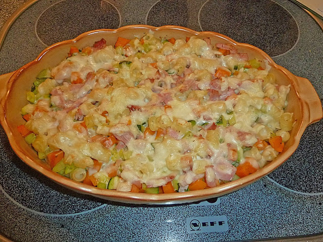 Těstovinový nákyp se šunkou, mrkví a cuketou