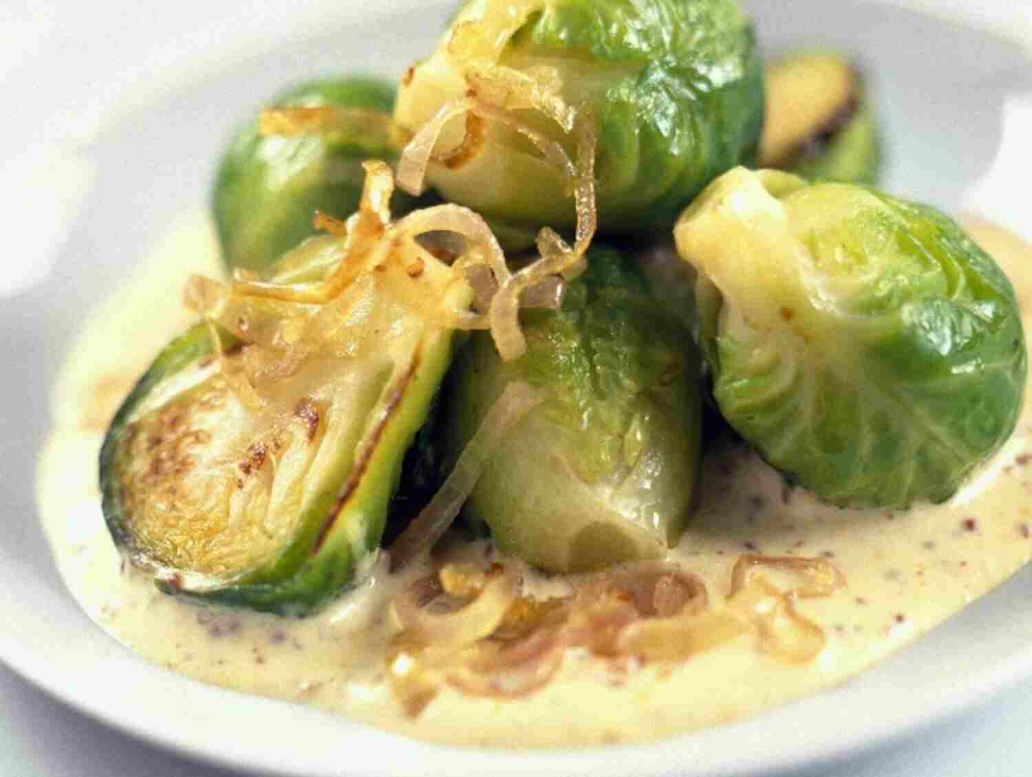 Růžičková kapusta v čerstvém sýrovém hořčicovém omáčce