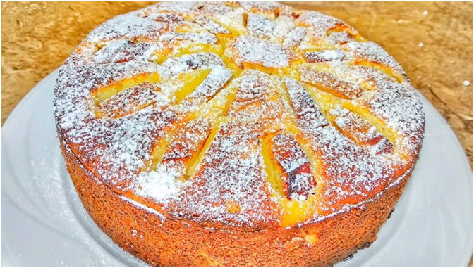 Šťavnatý jablečný koláč se zakysanou smetanou