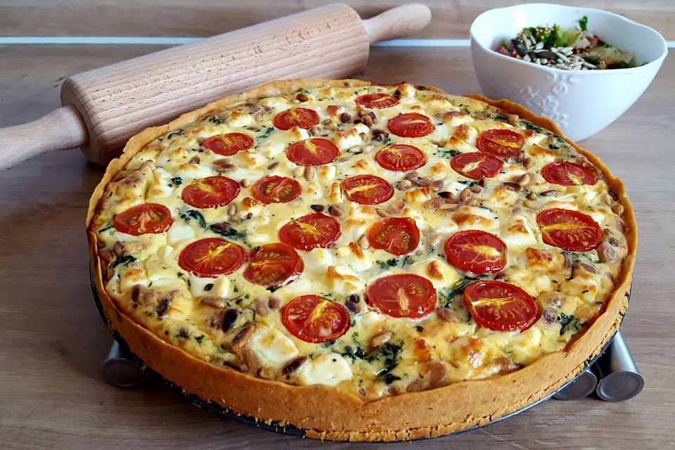 Quiche se špenátem, fetou, rajčaty a piniovými oříšky