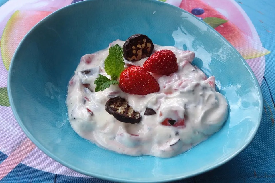 Jahodový tvarohový dezert s čokoládovými pusinkami