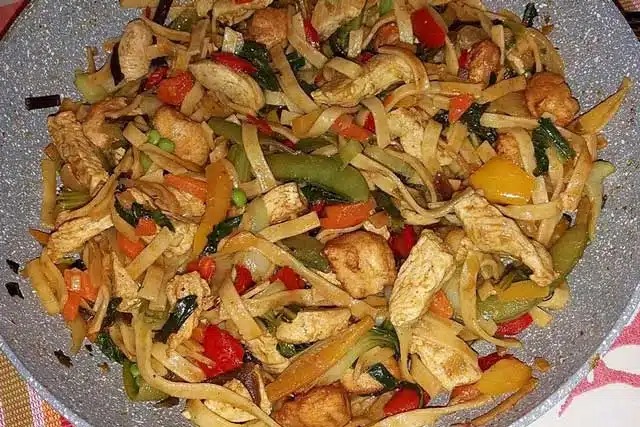 Asijská pánev s vaječnými nudlemi a zeleninou