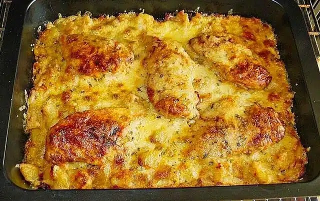 Smažený řízek s bramborami a sýrem gouda zapečený