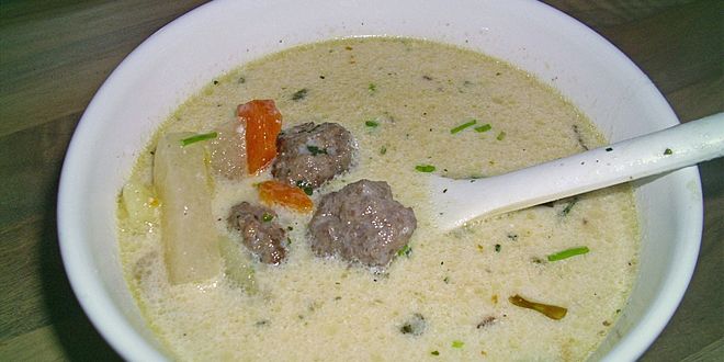 Krémová polévka z kedlubny s masovými knedlíčky (Low Carb)