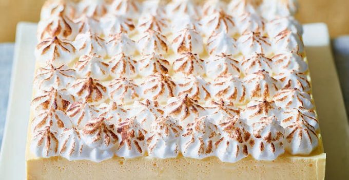 Quarktorte mit Baiser – Tränchenkuchen se traduit en tchèque par :  
**Tvarohový dort s pusinkou – Dort slzy**