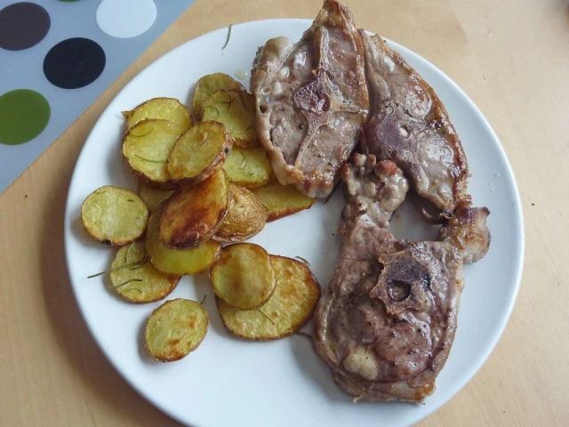 Jehněčí kotlety s rozmarýnovými bramborami