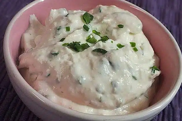 Česnekový dip na grilování – recept, kterému neodoláte
