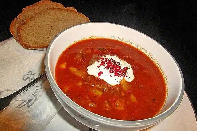Recept na gulášovou polévku, kterou máme rádi i s dětmi