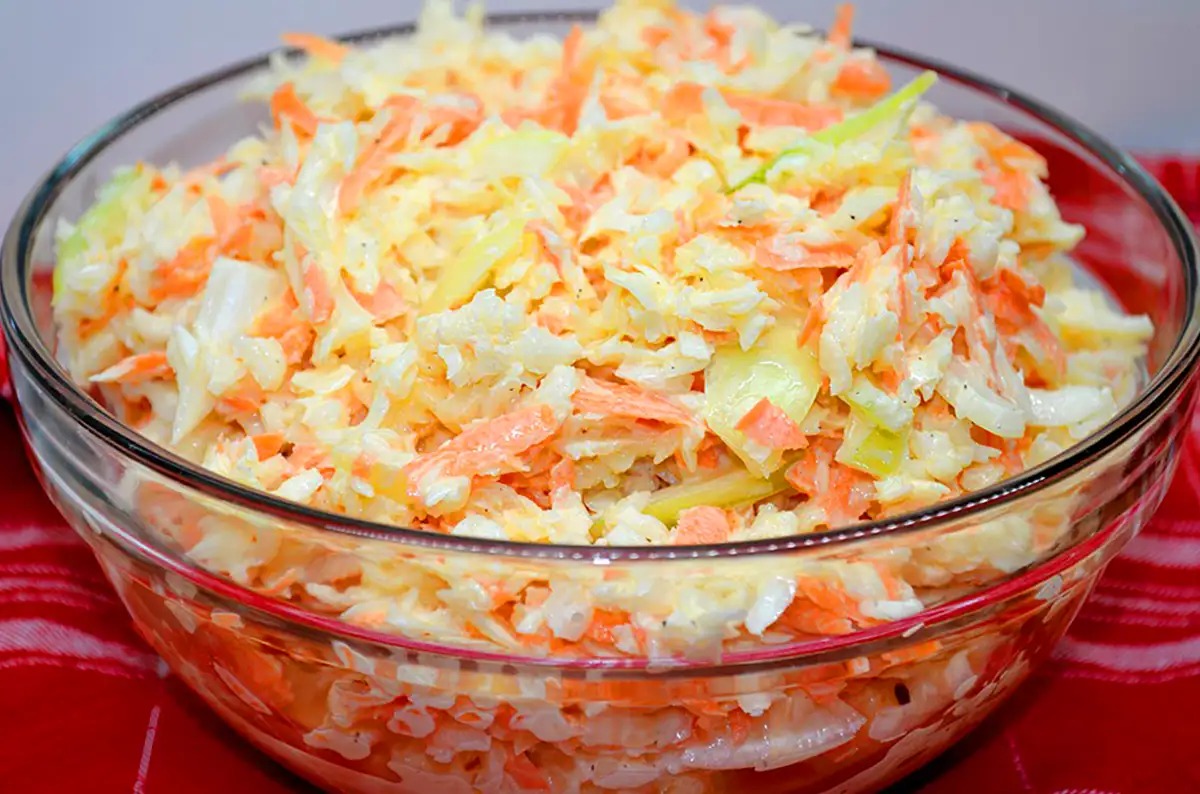 Recept na super chutný salát z bílého zelí a mrkve jako z restaurace
