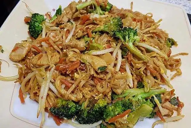 Čínské smažené nudle s kuřecím masem, zeleninou a vejcem – recept