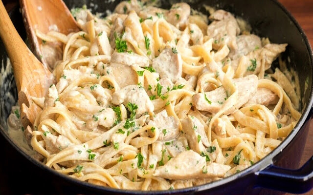Pasta Alfredo – Těstoviny s kuřecími prsy v sýrové omáčce