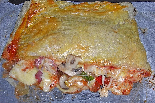 Calzone s listovým těstem, jednoduché zapékané jídlo na každý den