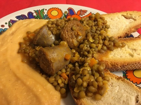 Párky s čočkou a bramborovou kaší a červenou čočkou