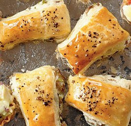 Taštičky z listového těsta se slaninou, cibulí a houbami