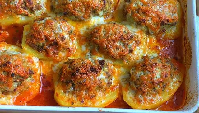 Pečené brambory plněné masovými kuličkami v rajčatové omáčce