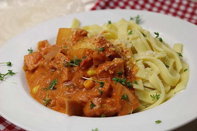 Guláš z klobásy s širokými nudlemi