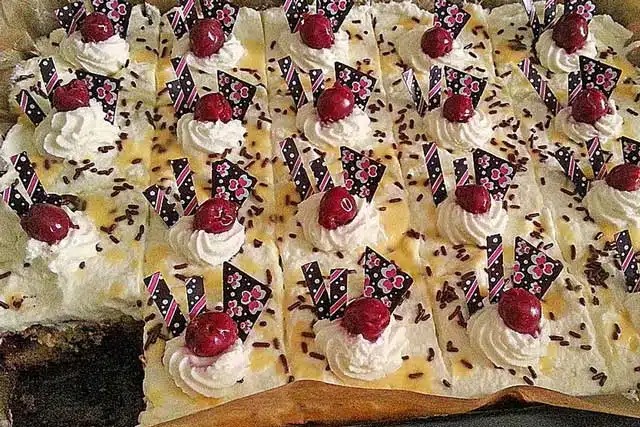 Kirschový zákusek s tvarohovou šlehačkou recept