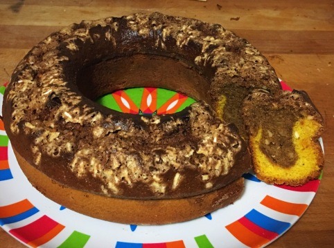 Dvoubarevný dort z mrkve, pomeranče a mandlí