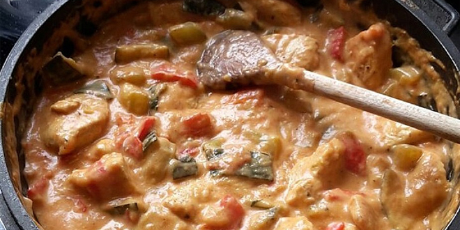 Kuřecí prsa s cuketou a rajčaty v smetanové sýrové omáčce (low-carb)
