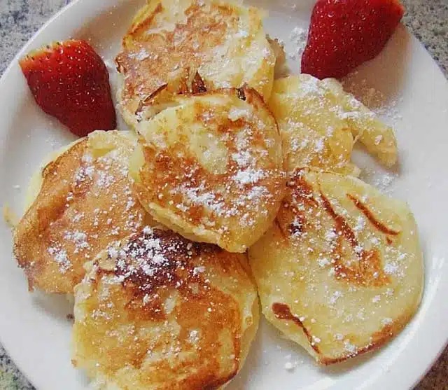 Jablečné lívance s vanilkovou zmrzlinou podle babiččina receptu