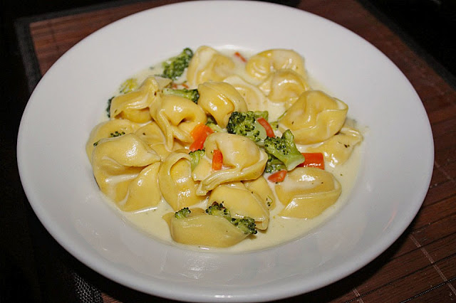 Tortelloni se sýrovou smetanovou omáčkou