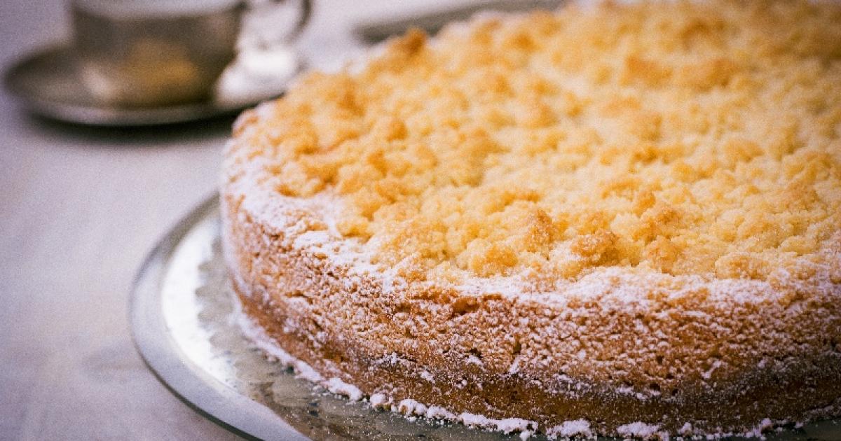 Drobení jablečný koláč s pudinkem a piškotovým těstem