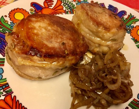 Vepřové filety s Arnadským sádlem a karamelizovanou cibulí