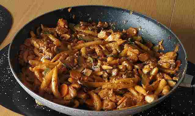 Schupfnudel-kuřecí-zeleninová pánev