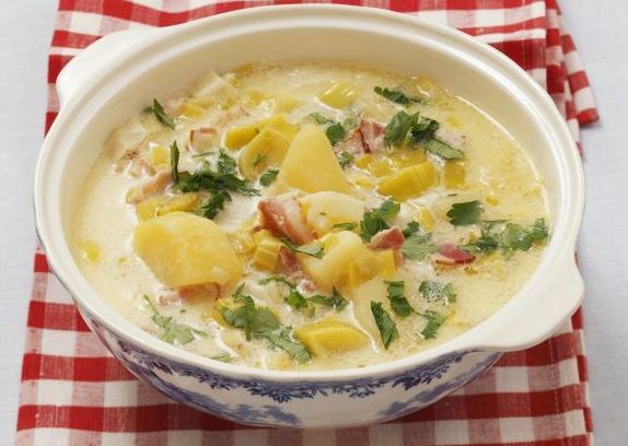 Bramborová polévka se smetanou a slaninou