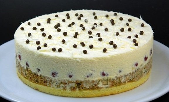 Malinový pistáciový dort s bílou čokoládou