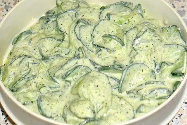 Recept na klasický okurkový salát