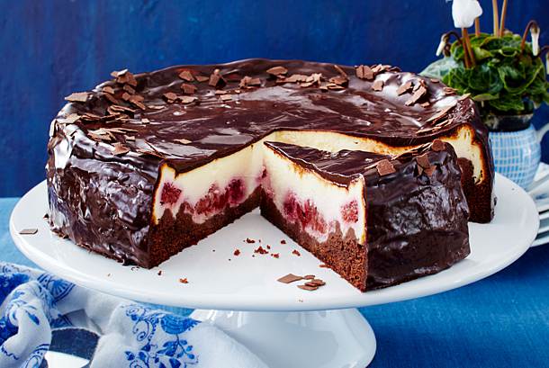 Malinovo-mascarponový dort s čokoládovou polevou