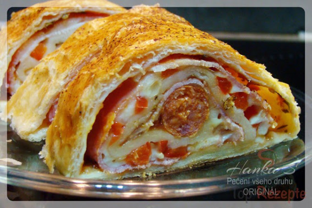 Listové těsto se sýrem, šunkou a klobásou