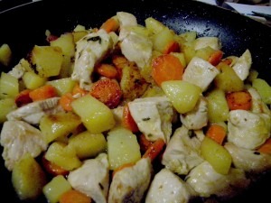 KUŘECÍ STEHNA S BRAMBORY A MRKVÍ