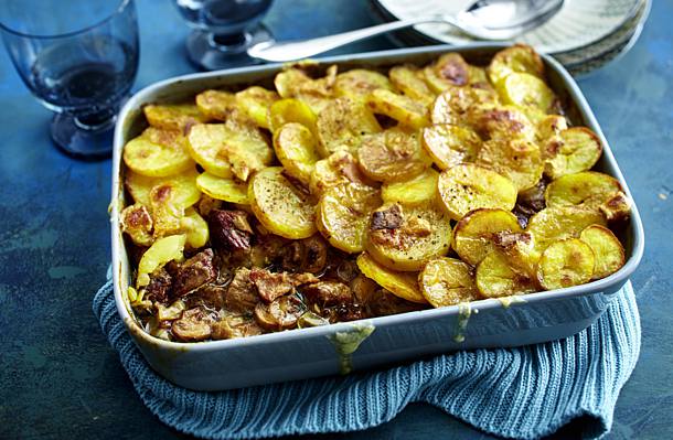 Guláš s bramborovou sýrovou kůrkou