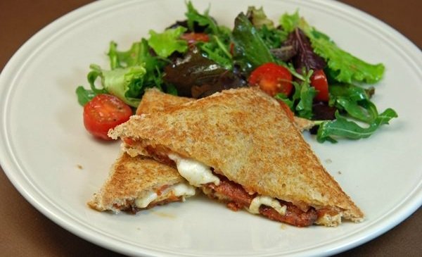 Croque Monsieur s chorizem a mozzarellou