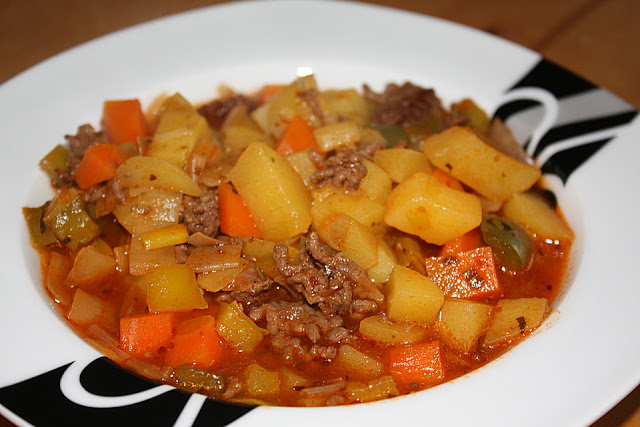 Barevný mletý masový zeleninový guláš